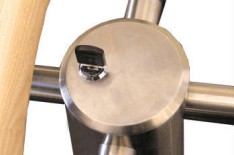 Механическая разблокировка вращения створок ключом в экстренных ситуациях